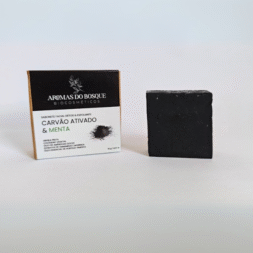 Sabonete facial de carvão ativado com menta, natural e esfoliante, ideal para limpeza profunda da pele oleosa e acneica